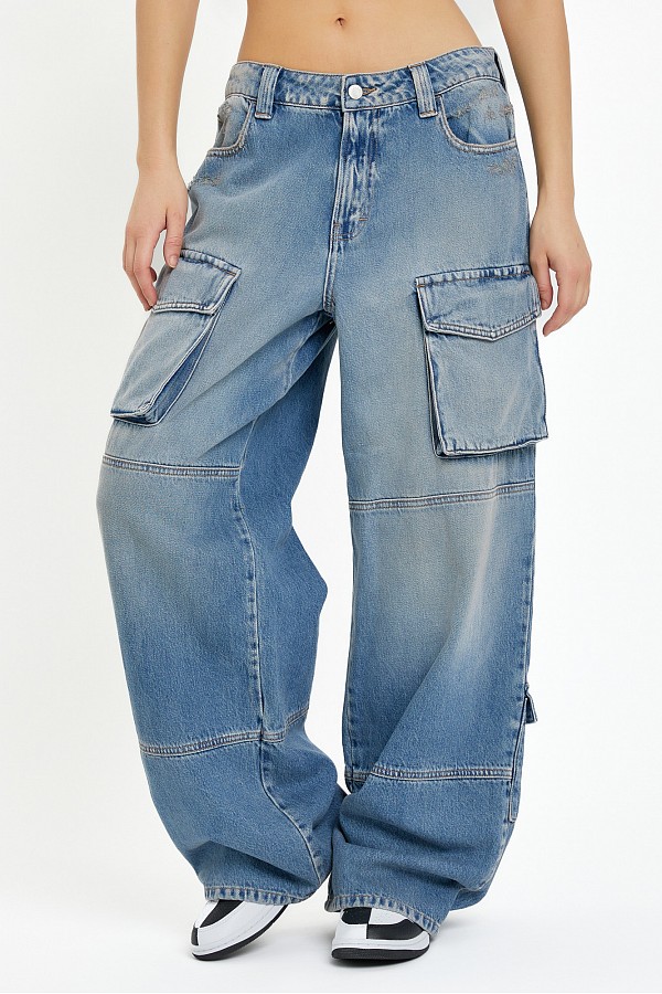 Mid Waisted Y2K Skater Jean with Multiple Cargo Pockets